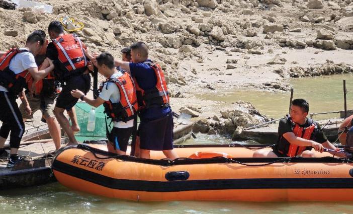 縣應急管理局聯合縣交通運輸局海事處開展防汛應急救援演練